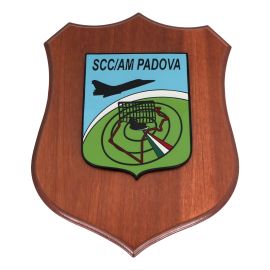CREST IN METALLO SMALTATO BASE LEGNO 22,5X17,5CM SERV. COORD. CONTROLLO
