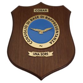 CREST IN METALLO SMALTATO BASE LEGNO 22,5X17,5CM COBAR