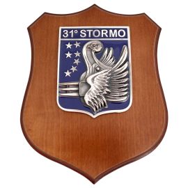 CREST IN METALLO SMALTATO BASE LEGNO 22,5X17,5CM31 STORMO