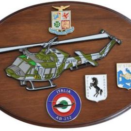 CREST IN METALLO SMALTATO A.M. AEREI AB.212