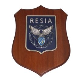 CREST IN METALLO SMALTATO BASE LEGNO 22,5X17,5CM RESIA