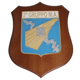 CREST IN METALLO SMALTATO BASE LEGNO 22,5X17,5CM 2 GRUPPO MA