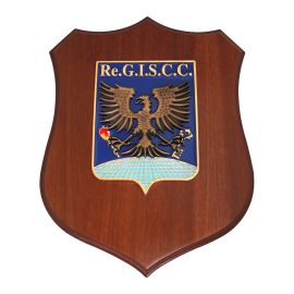 CREST IN METALLO SMALTATO BASE LEGNO 22,5X17,5CM RE.G.I.S.C.C.