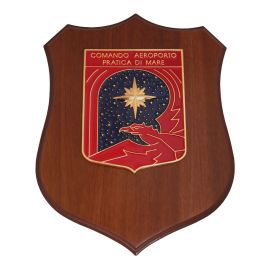 CREST IN METALLO SMALTATO BASE LEGNO 22,5X17,5CM COM.AER.PRATICA DI MARE