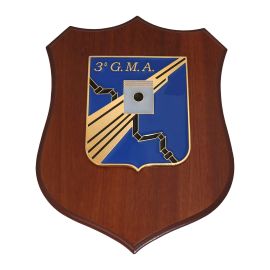 CREST IN METALLO SMALTATO BASE LEGNO 22,5X17,5CM 3 GMA