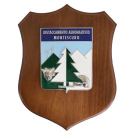 CREST IN METALLO SMALTATO BASE LEGNO 22,5X17,5CM DISTAC.AER.MONTESCURO