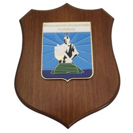 CREST IN METALLO SMALTATO BASE LEGNO 22,5X17,5CM DISTAC.AER.PANTELLERIA
