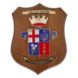 CREST IN METALLO SMALTATO BASE LEGNO 22,5X17,5CM 4 RGT A. PESCHIERA