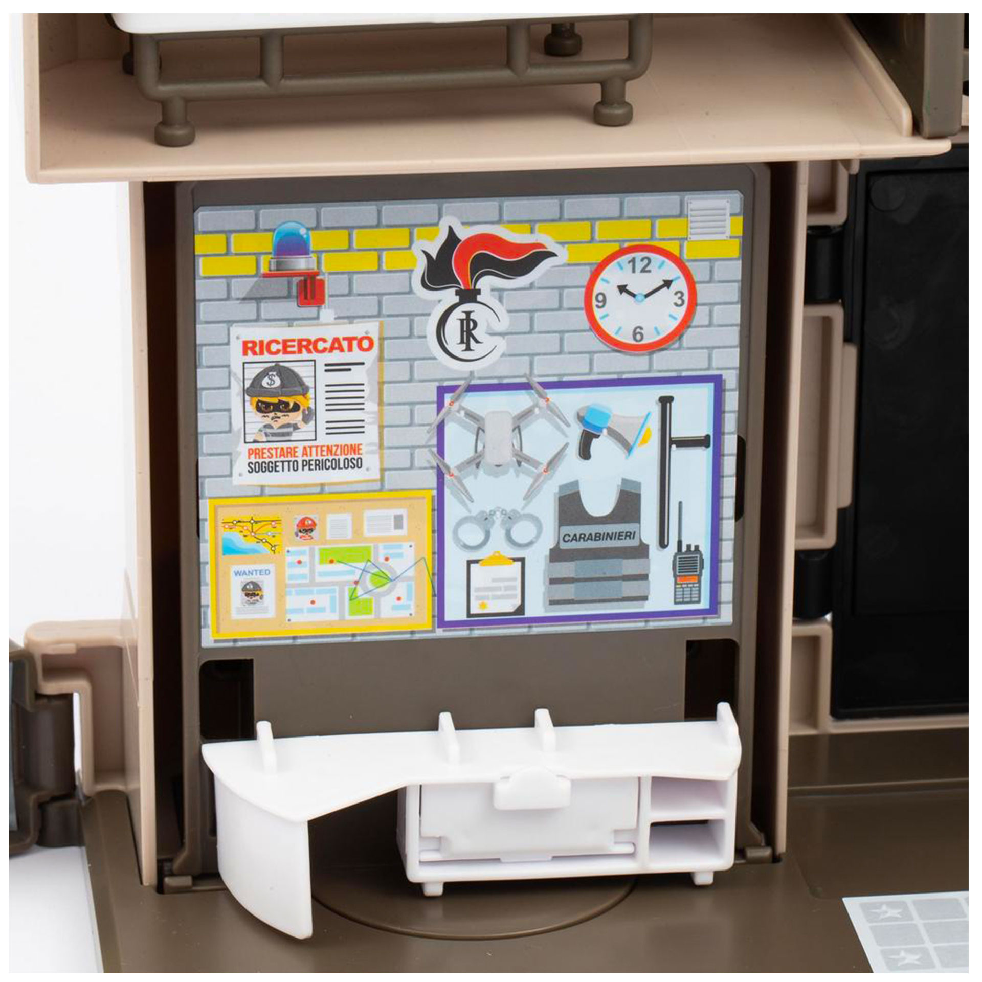 STAZIONE OPERATIVA CON PERSONAGGIO CARABINIERI